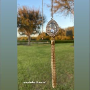 NWT! StuNNiNg Boutique Gold Crystal Tear Drop Tassel Necklace! 🤩